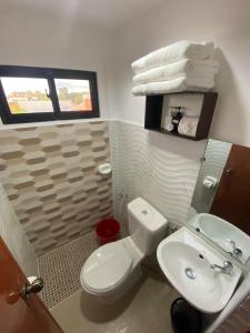 PalomponMa Lourdes Inn- Washington Street的浴室配有白色卫生间和盥洗盆。