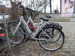 阿姆斯特丹Anna Houseboat的自行车被锁在自行车架上