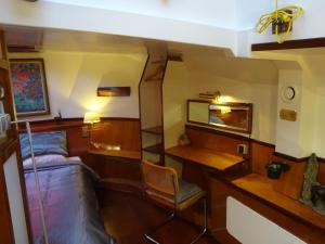 阿姆斯特丹Anna Houseboat的船上的小屋,配有一张床和一张书桌