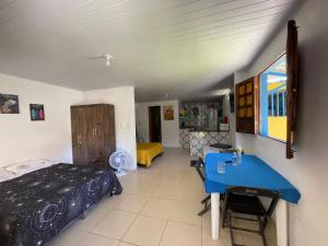卡博迪圣阿戈斯蒂尼奥Casa na Orla - Praia de Gaibu!的配有床和蓝桌的房间
