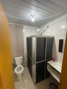 卡博迪圣阿戈斯蒂尼奥Casa na Orla - Praia de Gaibu!的一间带卫生间和水槽的浴室