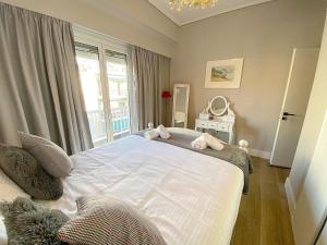 雅典Luxury Vacation by LV的卧室配有一张大白色床和窗户