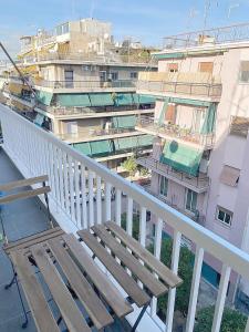 雅典Luxury Vacation by LV的阳台设有木凳和建筑
