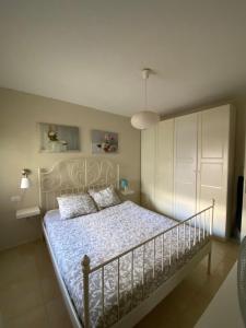 坎德拉里亚Los Menceyes Yaral的一间卧室配有一张白色床架的床
