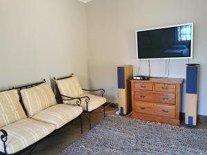 白河Rustic Country Cottage的带沙发和平面电视的客厅