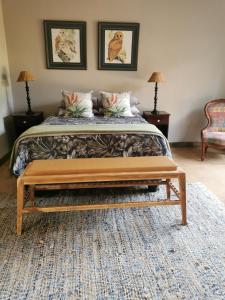 白河Rustic Country Cottage的一间卧室配有一张床铺,床的末端设有长凳