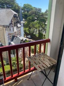 拉波勒APPARTEMENT REFAIT A NEUF, IDEALEMENT SITUÉ的阳台的长凳享有房子的景色