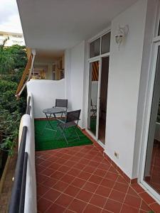 阿德耶Casa de Simo · Sol, Relax y diversión的房屋内的阳台配有桌椅