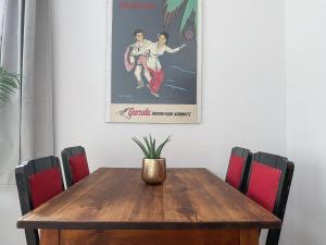 莱比锡Stilvolle 2 Zimmer Wohnung mit Küche, TV, Waschmaschine的一张带椅子的木桌和墙上的照片