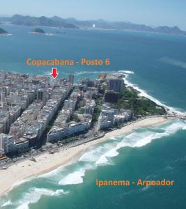 里约热内卢Pé na Areia na Quadra Praia Copacabana melhor localização Rio WiFi 100Mb的享有科帕卡巴纳海滩和海洋的空中景致