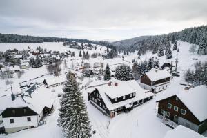 克维尔达Penzion Černý vlk的雪覆盖的村庄的空中景观