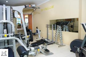 阿克拉Mendiata Hotel的健身房设有数台跑步机和镜子