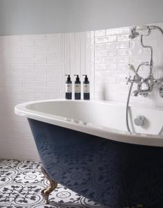 利明顿Stanwell House的浴室内装有2瓶浴缸