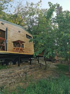 KaramusalTiny House in Garden with Sea View的卡车后面的小房子