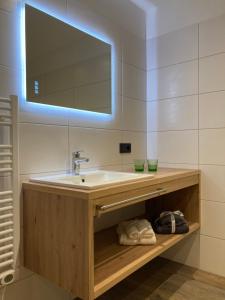 大基希海姆das MARX - Gasthof Marx - Apartments的一间带水槽和镜子的浴室