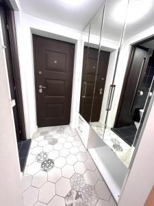 波亚纳布拉索夫Studio Enis的浴室设有黑色门,铺有瓷砖地板。
