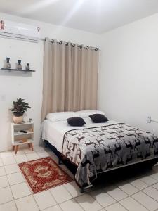 福塔莱萨Pousada Mar & Sol的一间卧室配有一张带黑白色棉被的床