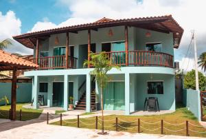 佩德拉斯港Vila Las Hermanas的房屋的顶部设有阳台