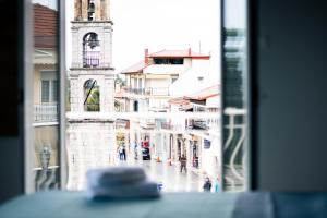 里托楚伦ATHENAIS CENTRAL的从窗户可欣赏到城市街道的景色