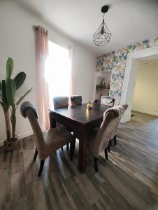 Chaumes-en-BrieJacuzzi privatif - Suite Amazonie - 1 ou 2 chambres的一间带木桌和椅子的用餐室