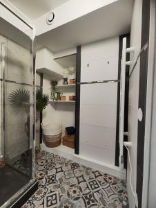 Chaumes-en-BrieJacuzzi privatif - Suite Amazonie - 1 ou 2 chambres的一间带推拉门和淋浴的浴室