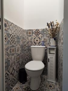 Chaumes-en-BrieJacuzzi privatif - Suite Amazonie - 1 ou 2 chambres的一间带卫生间和瓷砖墙的浴室