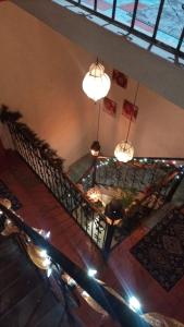 圣米格尔-德阿连德Hotel Rinconada的一间设有两个吊灯的房间和一个带灯光的楼梯