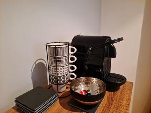 尚贝里Boigne Sweet Suite的咖啡壶和木桌上的碗