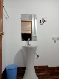 阿贡达Riya Cottages and Beach Huts的浴室设有白色水槽和镜子