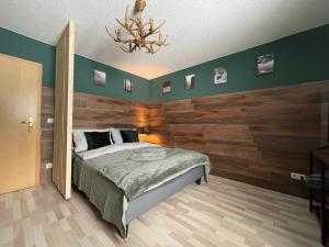 库罗阿尔滕堡Ferienwohnung Augenblick的一间卧室设有一张床和木墙