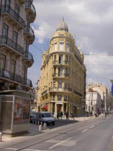里斯本罗西公寓的街道上拥有建筑和汽车的城市街道
