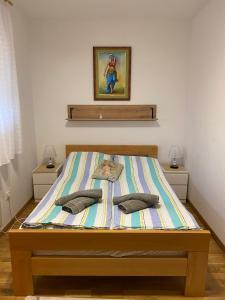 兹拉蒂博尔Zovin Breg的卧室内的一张带两个枕头的床