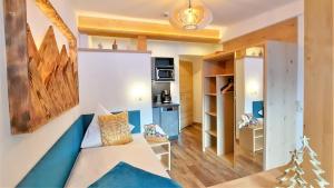 盖洛斯Heimat Apartments - Zillertal的带沙发的客厅和厨房