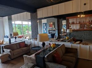 富尔纳斯维斯塔多河谷酒店的一间带两张沙发的客厅和一间厨房