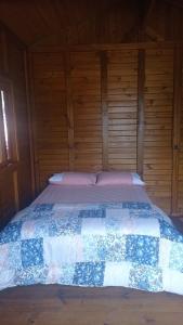 伊达贾伊Residencial Aracuã Praia Brava的木墙客房的一张床位
