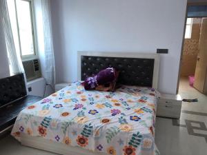 Shri Vasudev Farms的一间卧室配有一张带花卉棉被的床