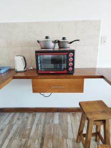 埃尔卡拉法特Bahia Rooms的烤箱上放两个锅