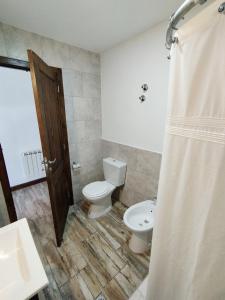 埃尔卡拉法特Bahia Rooms的一间带卫生间和水槽的浴室