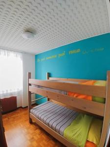 丰多da Stoimenov的蓝色墙壁的客房内的双层床