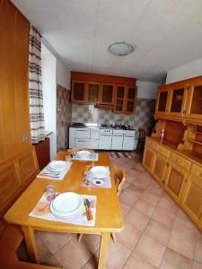 丰多da Stoimenov的厨房配有木桌和盘子
