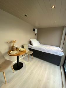 BarmenOcean View Stad的小房间设有一张床和一张桌子