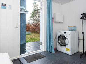 伦德Holiday home Rønde XXIV的带窗户的客房内的洗衣机