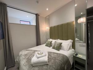 普雷斯顿Winckley Square Residences的酒店客房设有一张带镜子的大床
