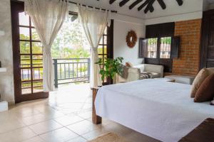 金巴亚Finca Hotel Casa Nostra, villa Mariana的一间卧室设有一张床和一间客厅。