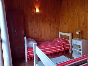 拉帕洛马Maneki的一间小卧室,配有床和床头柜