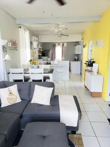 阿瓜达Casa Amalia Beach House的带沙发的客厅和厨房