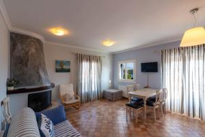 加拉希德松Nautilus Luxury Suites的客厅配有沙发和桌子