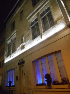 默兹河畔凡尔登蒙陶拜恩酒店的一座晚上亮着蓝色灯的建筑