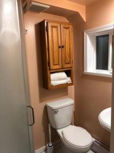 奇利瓦克Shady Willow Guest House -Coach house & Privet Small Compact Rooms with separate entrance的一间带卫生间和水槽的小浴室