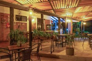 金巴亚Finca Hotel Casa Nostra, villa Mariana的一间设有桌椅的餐厅,种植了植物